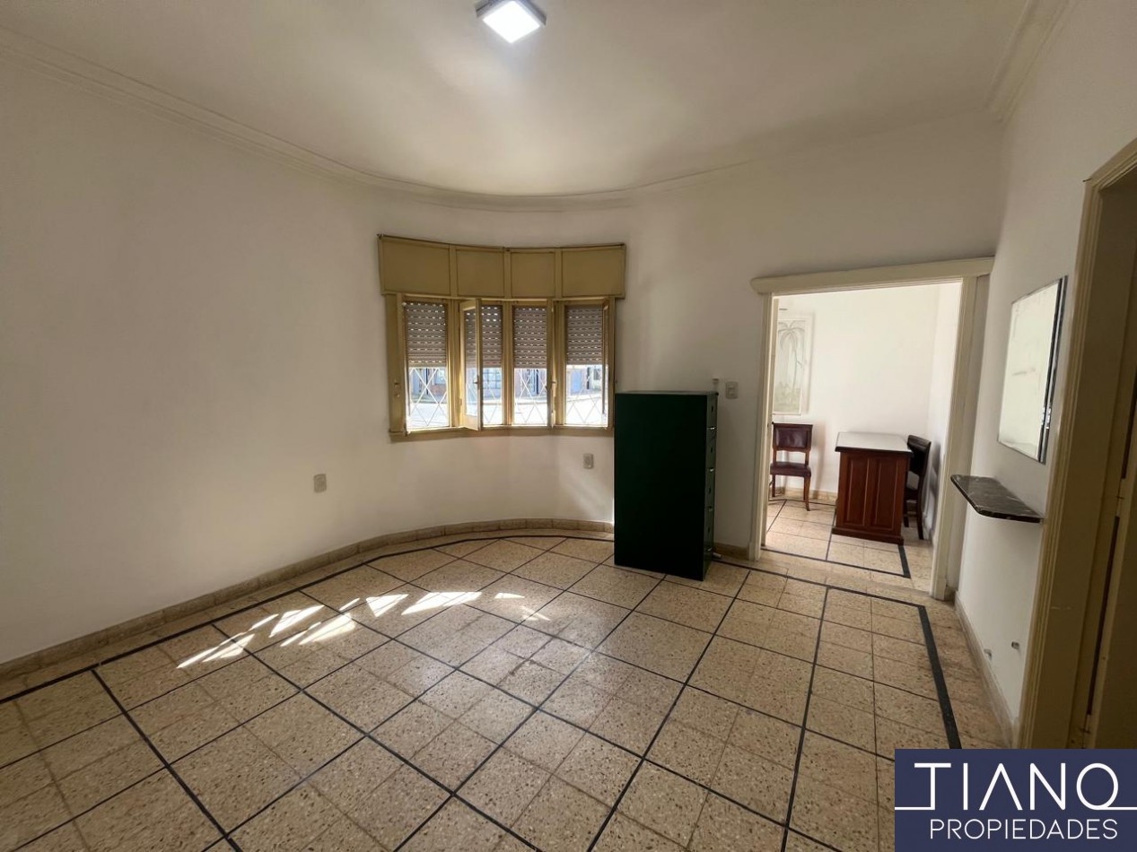 LOCAL EN ALQUILER EN ESQUINA - USO PROFESIONAL/COMERCIAL